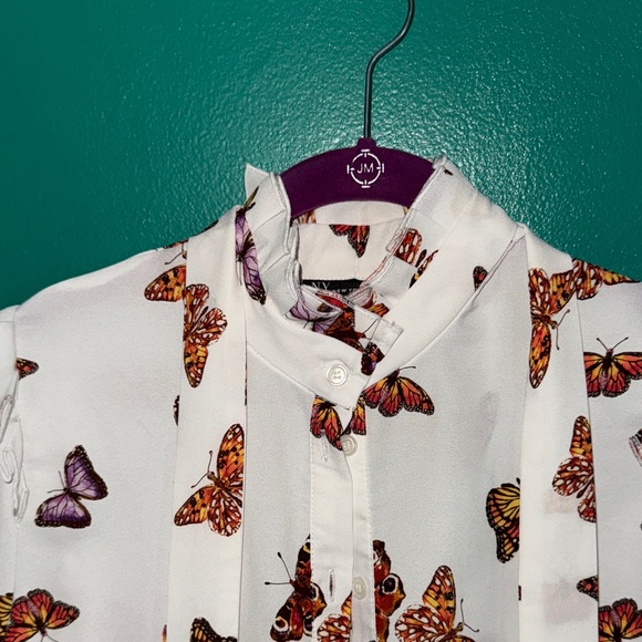 🦋👐🦋👐🌹🌸New York & Company White Blouse with Butterfly Print - Picture 3 of 11